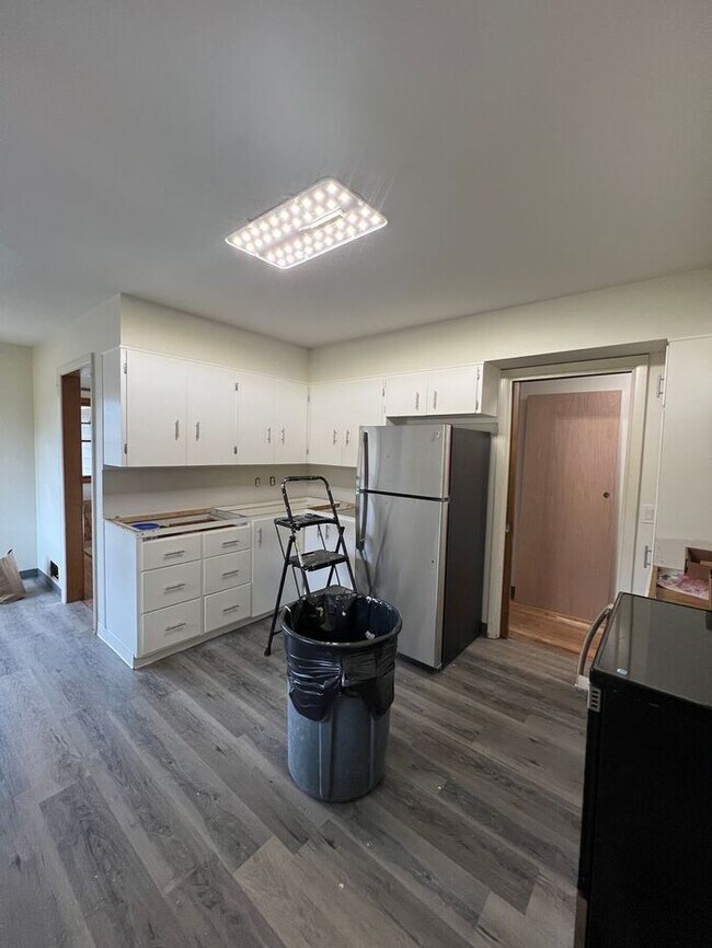 Building Photo - Reserve Now: Spacious, Newly Renovated 5-B...