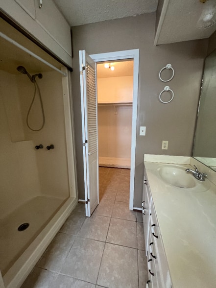 Building Photo - 908 Sycamore Dr