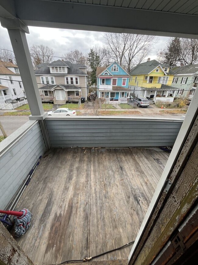 Building Photo - 162-164 Fernwood Ave