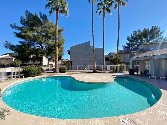 Building Photo - 3 Bedroom 2.5 Townhouse with Brand New Kit...