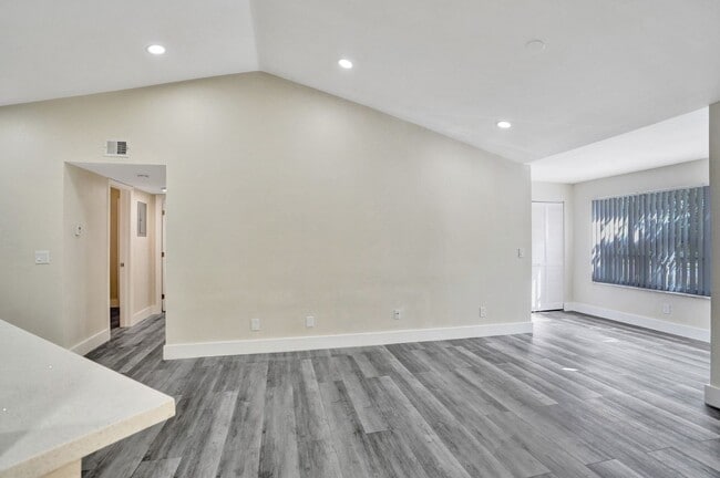 Building Photo - 2BED/1BATH renovated apartment ready to MOVE IN!