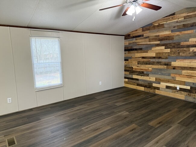 Building Photo - 200 Royalwood St