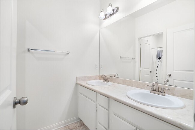 Building Photo - Beautiful 5 Bedroom Custom-Built Home in C...