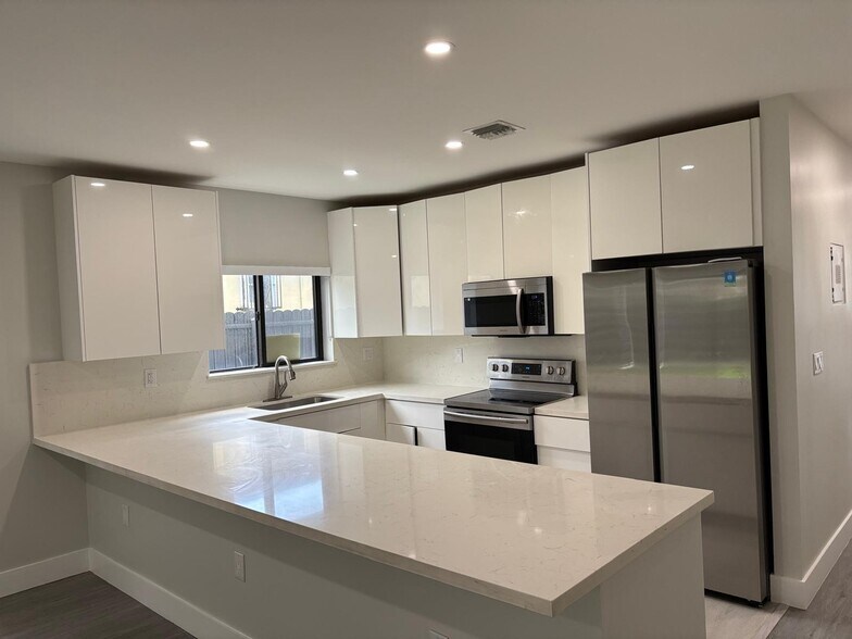 Building Photo - 2208 W 5th Way