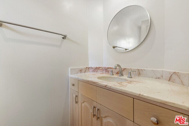 Building Photo - 2025 S Beverly Glen Blvd