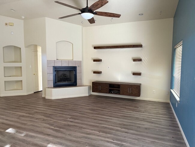 Building Photo - Updated Rental Available Now!