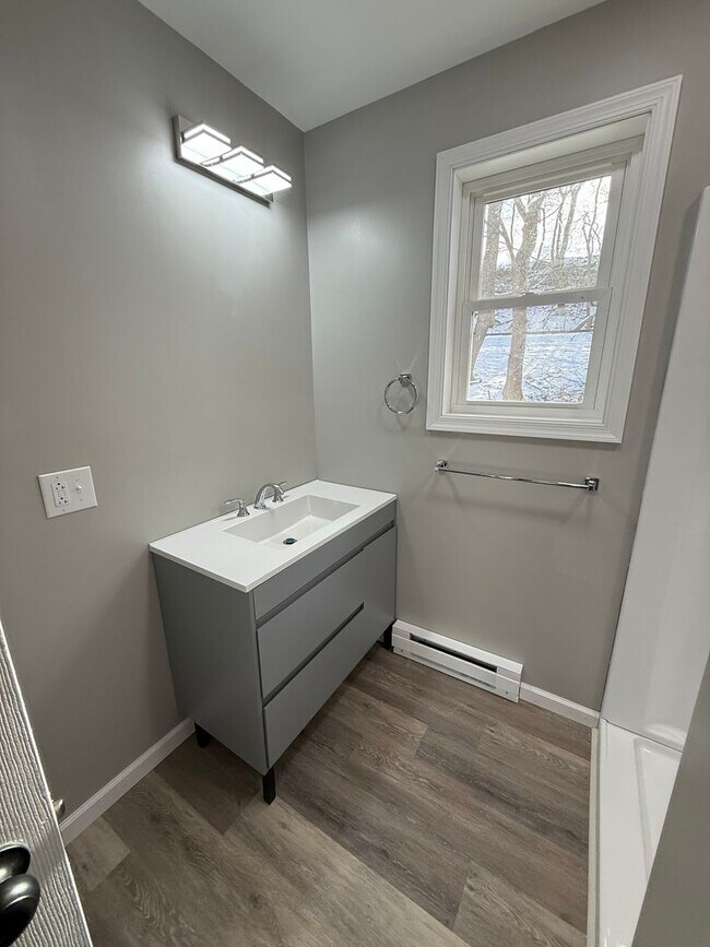 Building Photo - 1136 S Main St