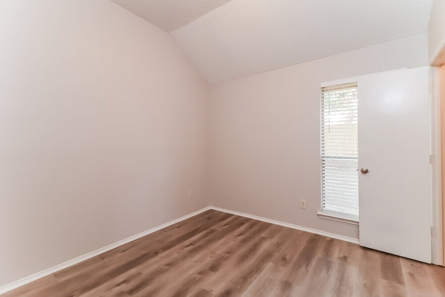 Building Photo - 9008 Willoughby Ct