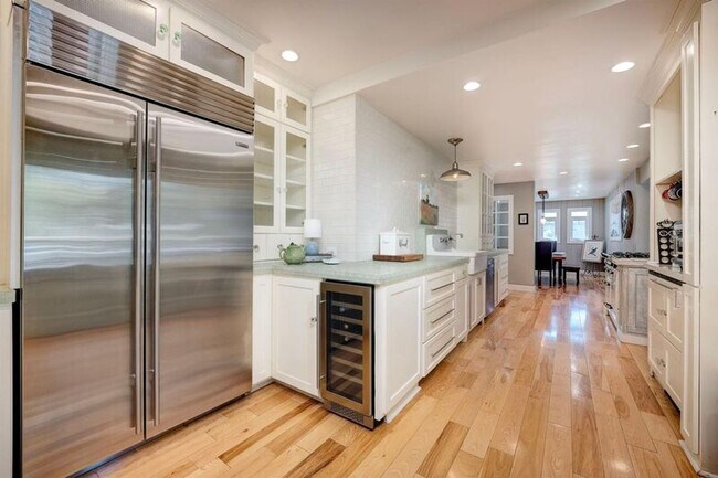 Building Photo - 12422 Homestead Way