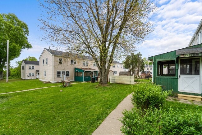 Building Photo - 3 Bedroom with Central AC