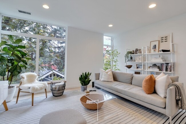 Building Photo - Modern stylish Madison Valley home