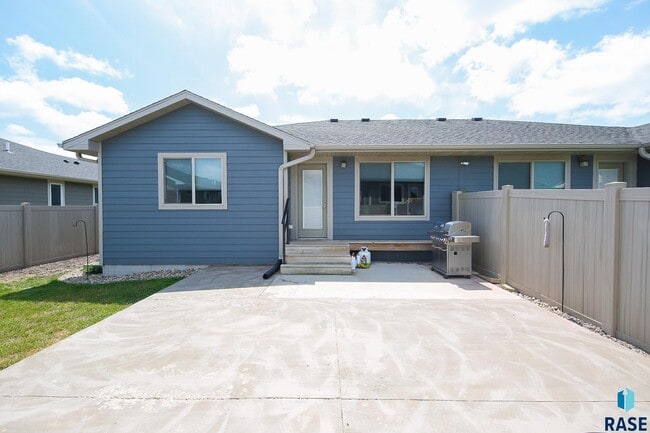 Building Photo - 2714 E Sunburst Dr