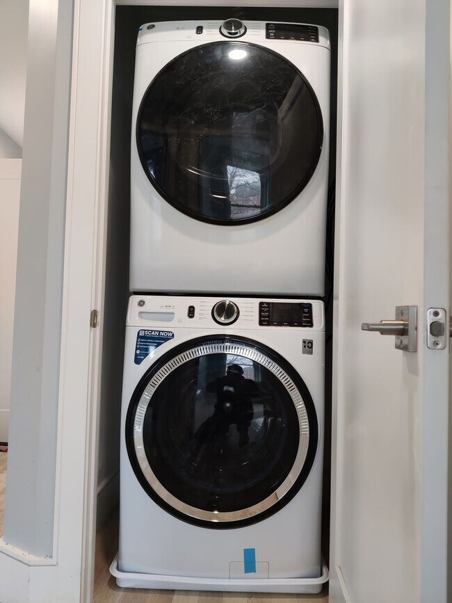 Building Photo - 3 bed 2 Bath on Washington Sq. Central Heat/AC, In-Unit Washer and Dryer, Steps from the T Stop