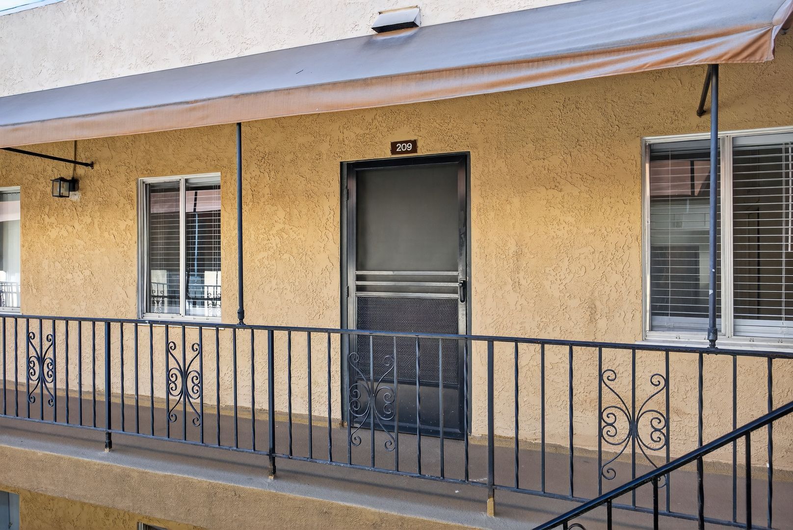 Building Photo - 915 Cherry Ave