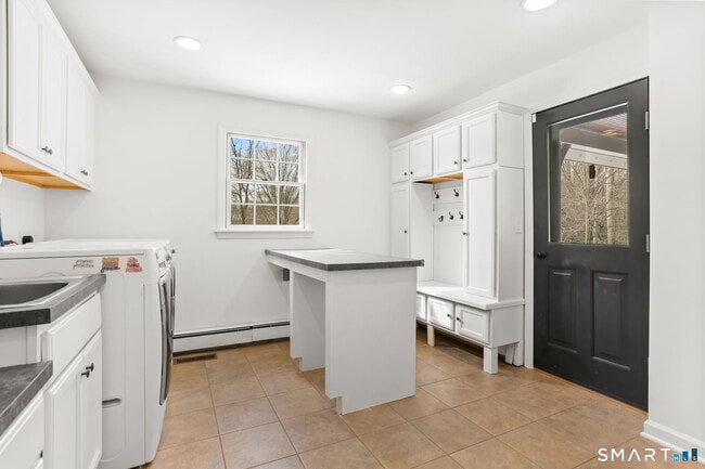 Building Photo - 11 Partrick Ln