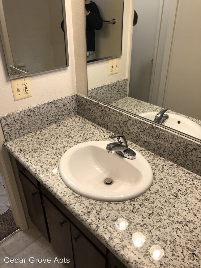Building Photo - 2 br, 1 bath Apartment - 1865 East 8th Street