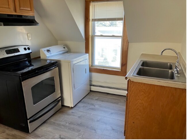 Building Photo - 141 Spruce St