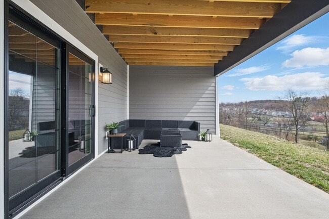Building Photo - Luxurious, Fully Furnished Townhome       ...