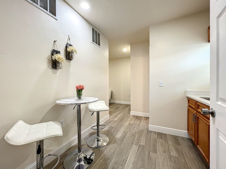 Building Photo - 877 Park Manor Dr