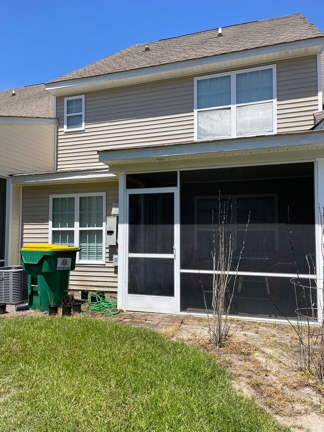 Building Photo - Conveniently Located Townhome in Pooler