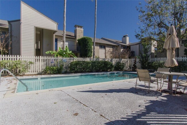 Building Photo - 7030 N Holiday Dr