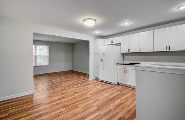 Building Photo - 204 Parkwood Dr