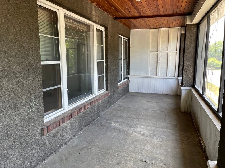 Building Photo - 1001 S Barstow St