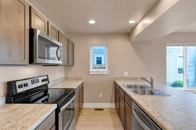 Building Photo - 3 Bed 2.5 Bath Townhome With Garage | $2,6...