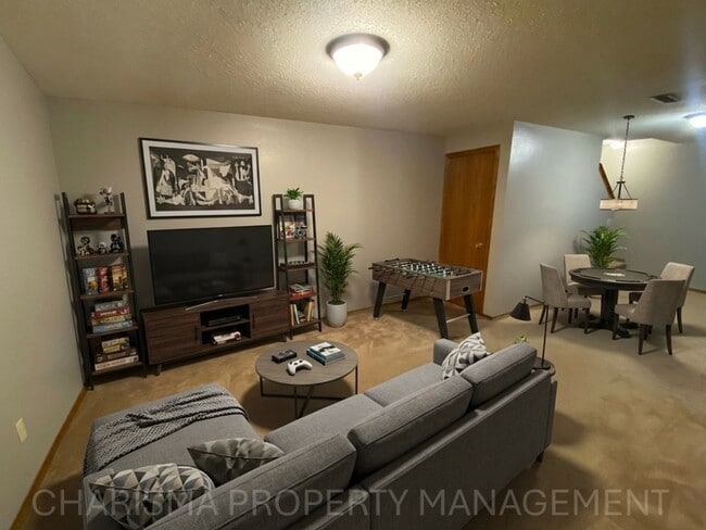 Building Photo - 4 BEDROOM, 2 BATH HOME IN EAST SIOUX FALLS! DOUBLE ATTACHED GARAGE! FENCED IN BACKYARD!