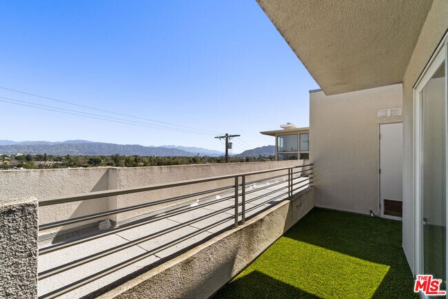 Building Photo - 11851 Laurelwood Dr
