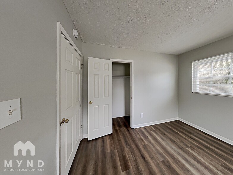 Building Photo - 245 Essex Dr