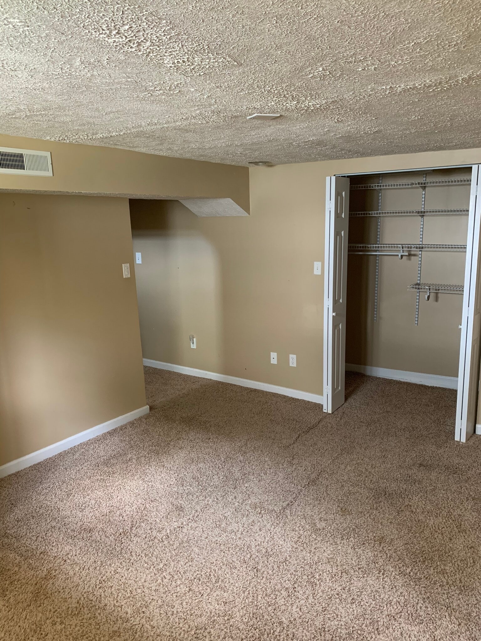 Building Photo - 308 Village Dr