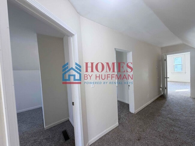 Building Photo - Three Bedroom House w/ Bonus Room