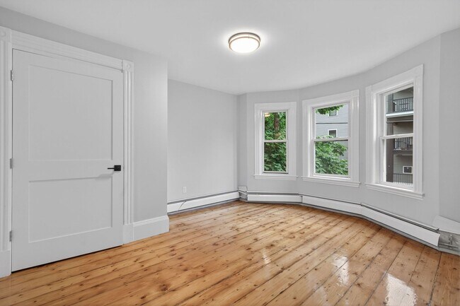 Building Photo - Amazing 3 bed 1.5 bath in Somerville.....