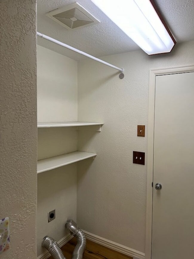 Building Photo - NEW TO MARKET, CLOSE TO SOUTH MEDFORD HIGH...