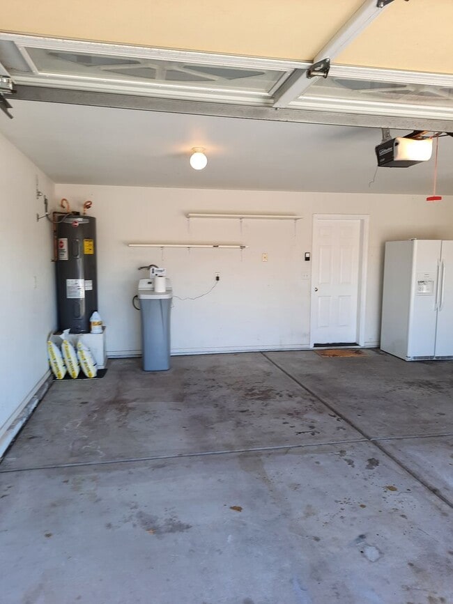 Building Photo - 4 bedroom/2 bath Home available in Bullhead City in Desirable El Camino Village.