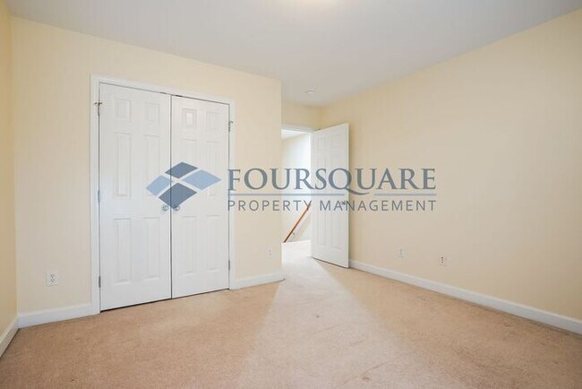 Building Photo - Spacious End-Unit 3-Bed Townhome with Back...