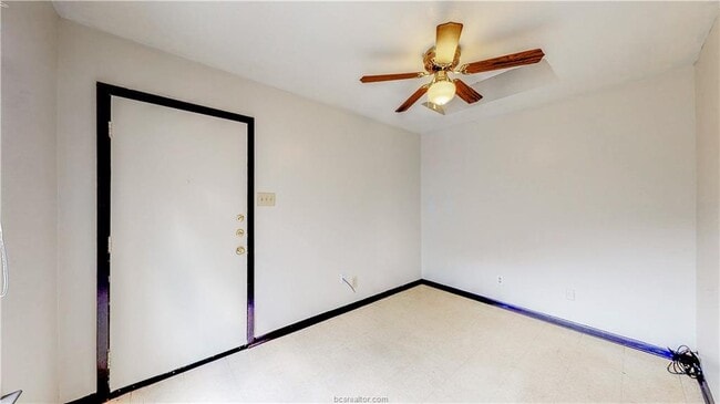 Building Photo - 725 Peppertree Dr