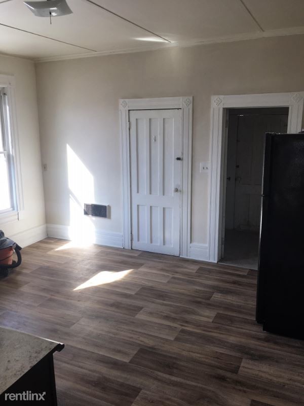 Building Photo - 3 br, 1 bath Apartment - 1 Oak St