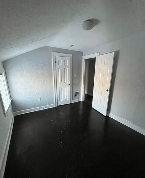 Building Photo - 5520 Haverhill St