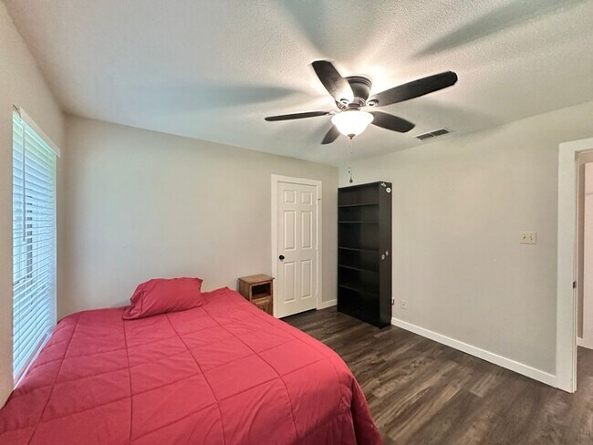 Building Photo - Updated 3-Bedroom 2.5 Bath Retreat in Whit...
