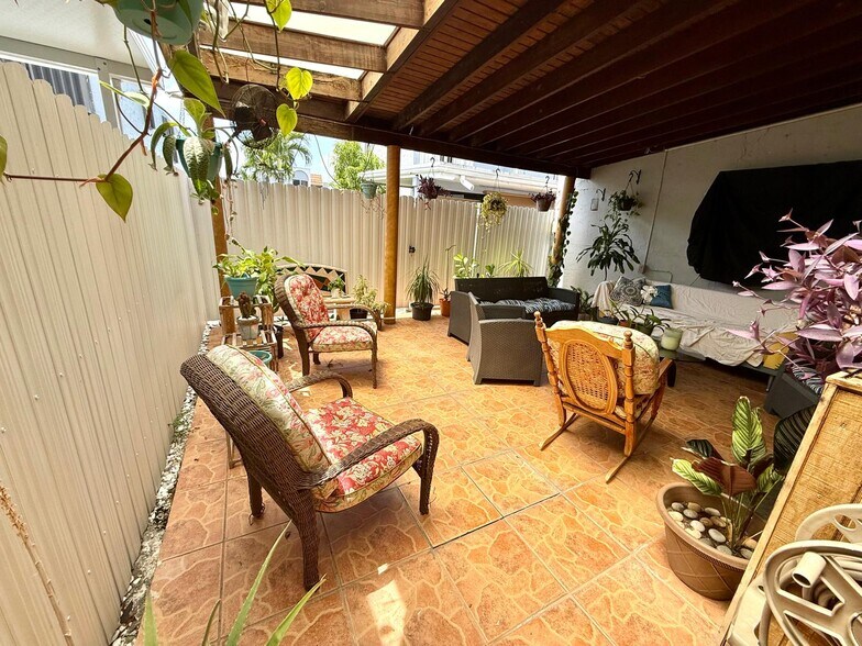 Back Patio - 828 W 38th Ter