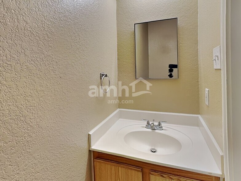 Building Photo - 1312 Greenleaf Ct