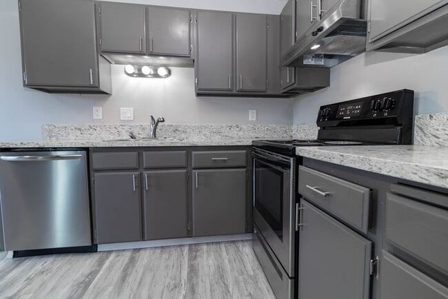 Building Photo - Spacious 2 bedroom apartment at French Cha...