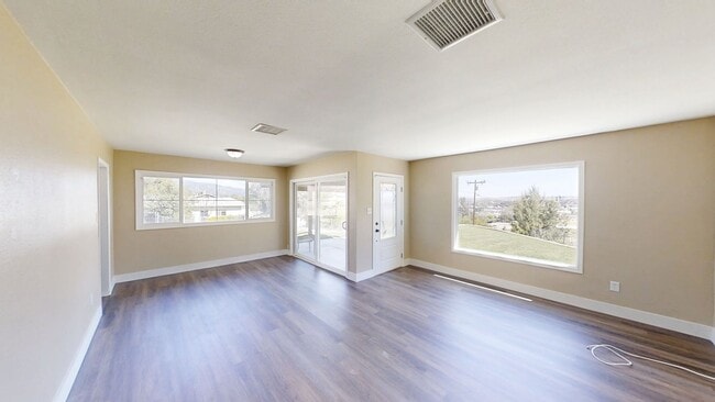 Building Photo - 2 Bedroom with City View