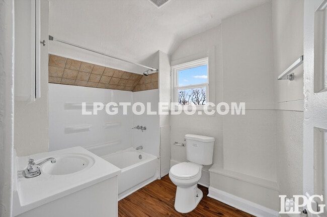 Building Photo - 1434 Kedron St