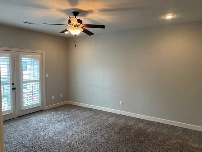 Building Photo - 3 Bed 2.5 Bath Townhome