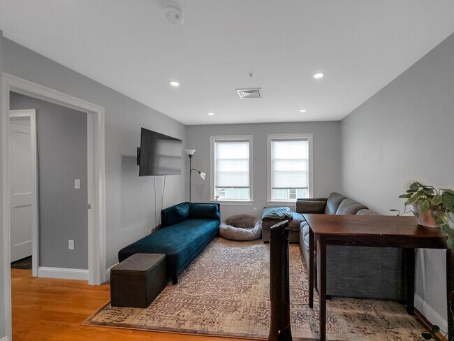 Building Photo - 19 Iona St