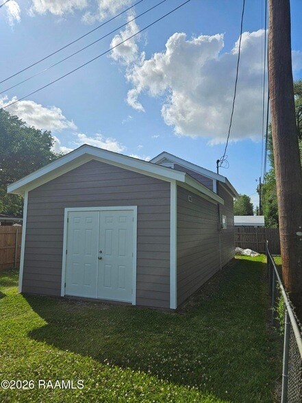 Building Photo - 100 Maple Dr