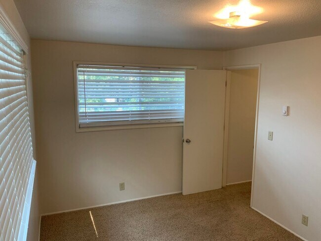 Building Photo - 2 Bedroom Duplex Near Autzen Stadium